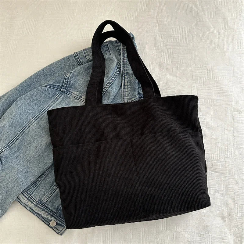 Sac cabas femme noir, velours doux, élégant pour le quotidien. Style fourre-tout pratique et moderne.