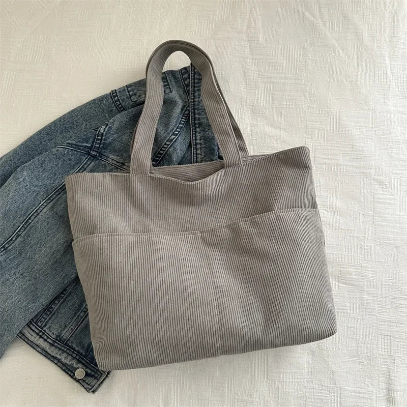 Sac cabas élégant femme en velours blanc, doux au toucher. Style fourre-tout pratique, parfait pour l'hiver.