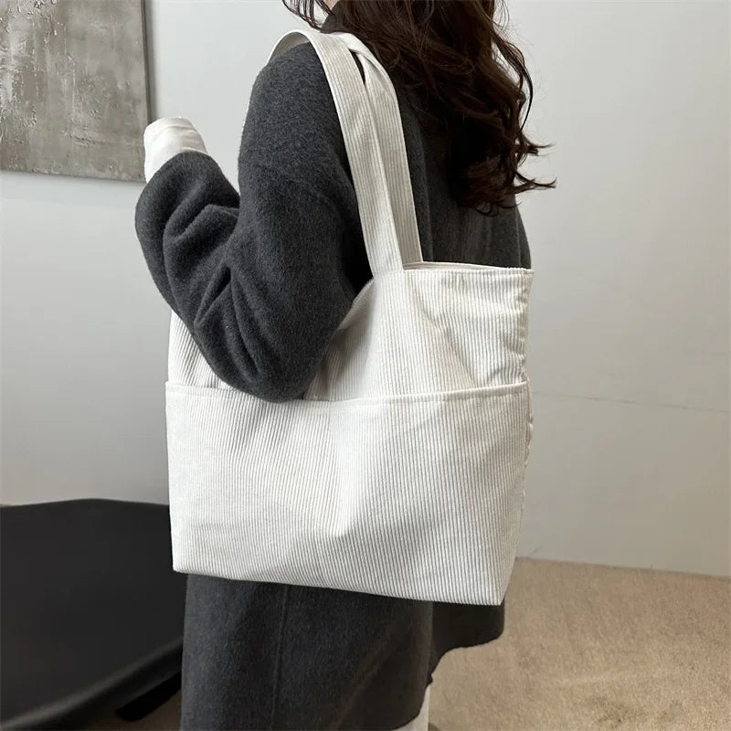 Sac femme noir en velours doux, fourre-tout chic et spacieux pour shopping. Élégance quotidienne assurée.