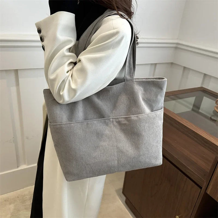 Sac cabas velours gris, doux et élégant. Fourre-tout femme avec bandoulière, idéal pour la mode automne.