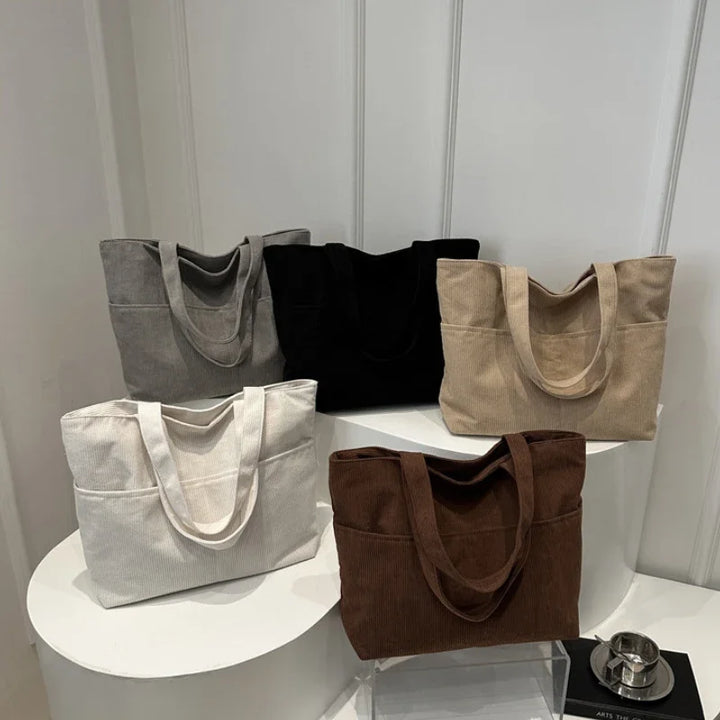 Sac femme blanc en velours doux, cabas chic avec bandoulière ajustable. Accessoire élégant hiver.