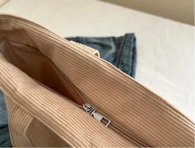Sac cabas velours doux marron, pour femme élégante. Style fourre-tout, mode automne/hiver essentielle.