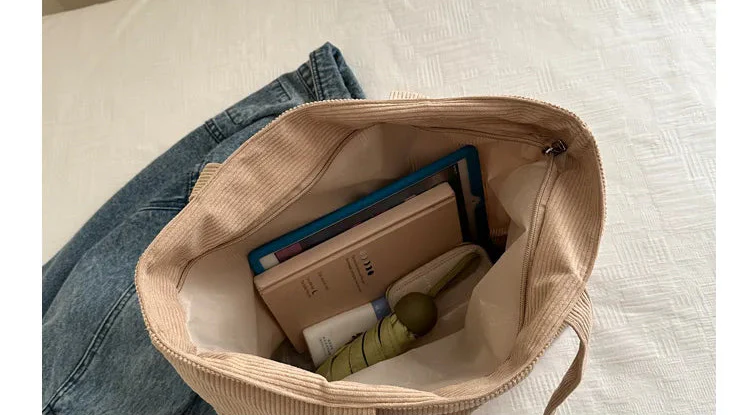Sac femme en velours beige, cabas shopping pratique et doux, élégant pour la ville et les sorties.