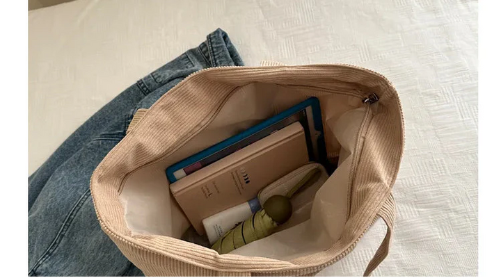 Sac femme en velours beige, cabas shopping pratique et doux, élégant pour la ville et les sorties.
