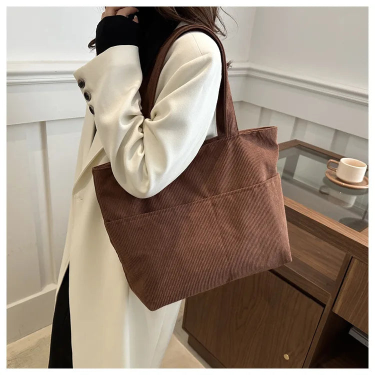 Fourre-tout femme noir en velours, sac cabas doux et élégant pour toutes occasions, mode hiver chic.