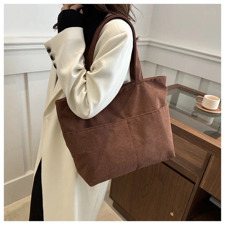 Fourre-tout femme noir en velours, sac cabas doux et élégant pour toutes occasions, mode hiver chic.
