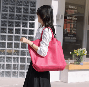 Grand sac cabas en cuir camel pour femme, idéal fourre-tout, avec espace généreux pour travail ou shopping.