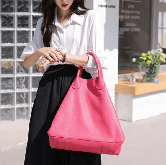 Sac de ville femme en cuir camel, type cabas, design chic et fonctionnel, un accessoire polyvalent et spacieux.