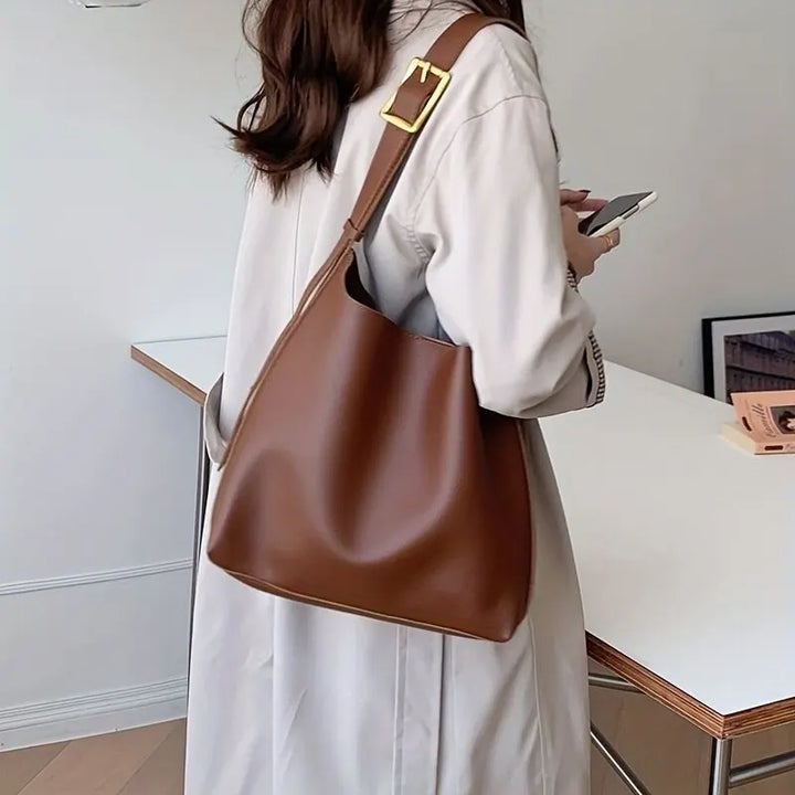 Sac cabas femme élégant en simili cuir, parfait pour le quotidien. Style et praticité au rendez-vous.