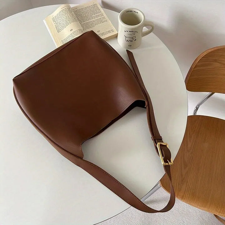 Sac femme marron en simili cuir souple, style cabas ou bandoulière. Idéal accessoire mode quotidien.