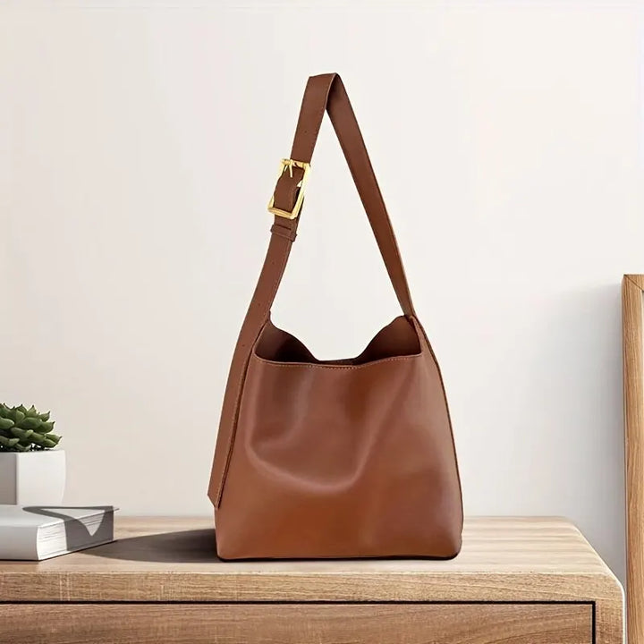 Grand sac cabas femme pratique pour le quotidien, avec bandoulière réglable. Rangement spacieux et élégant.