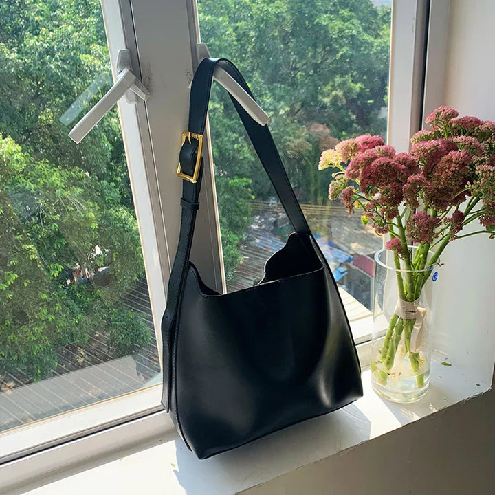 Accessoire mode femme : sac à bandoulière ou cabas en simili cuir, disponible en marron et noir. Chic et pratique.