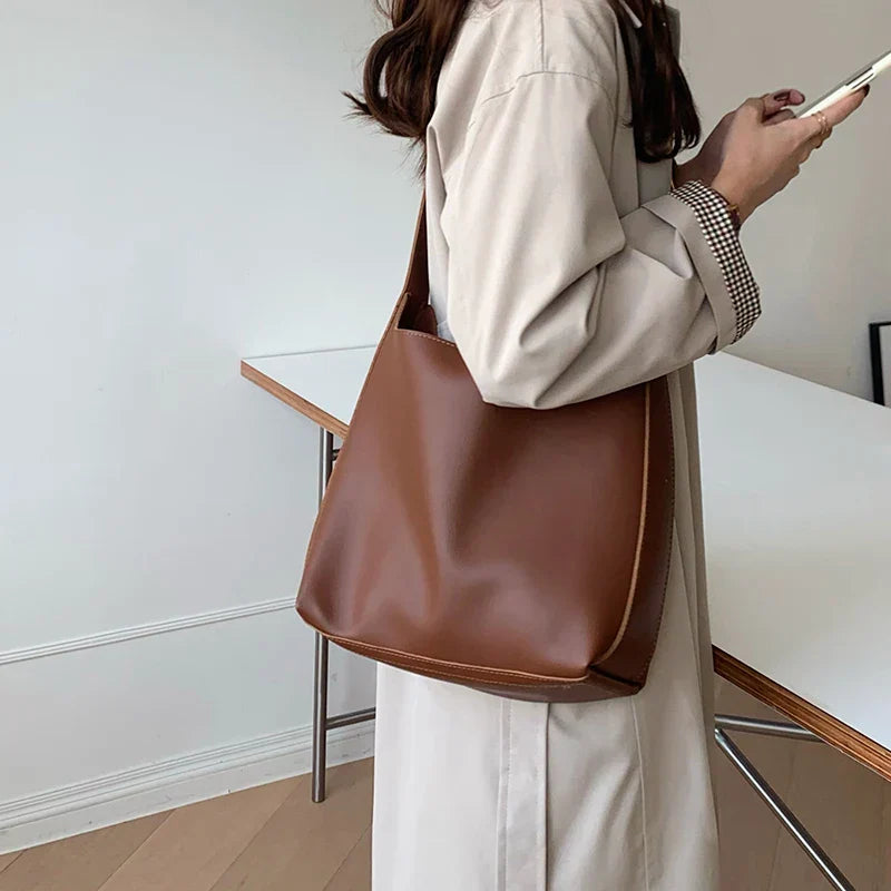 Sac cabas femme moderne en simili cuir. Un accessoire essentiel, élégant et pratique pour toutes les occasions.
