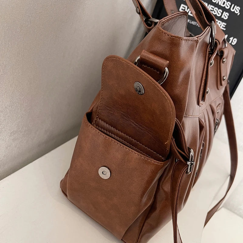 Sac cabas femme moderne en similicuir marron, parfait pour un usage quotidien élégant et bien organisé.