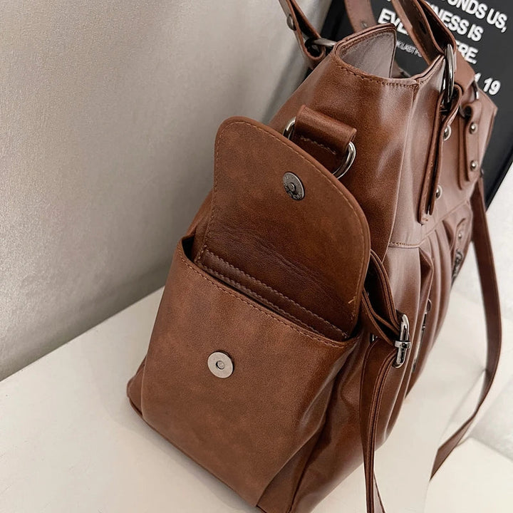 Sac cabas femme moderne en similicuir marron, parfait pour un usage quotidien élégant et bien organisé.