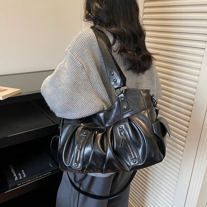 Grand sac cabas noir pour femme en similicuir, idéal pour l'université et un usage quotidien organisé.