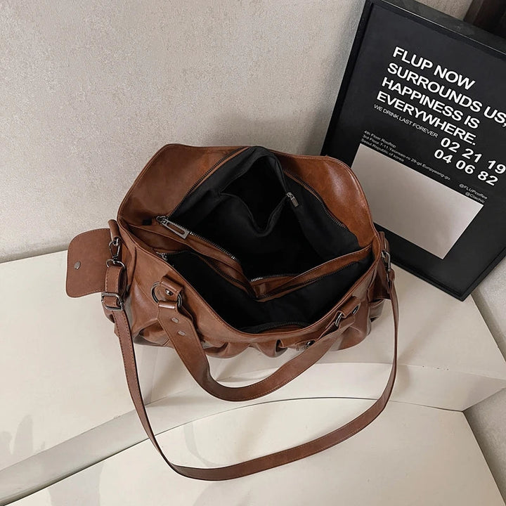 Sac cabas femme élégant en similicuir avec bandoulière, idéal pour étudiants et un quotidien actif.