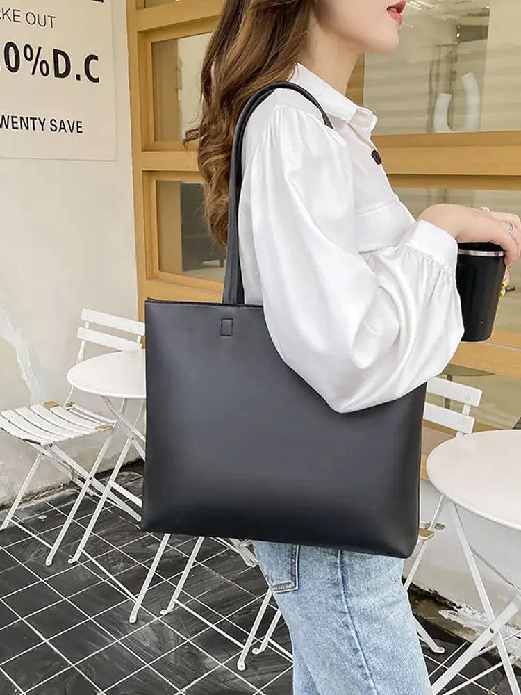 Sac cabas femme chic en similicuir, spacieux et fonctionnel. Indispensable pour étudiante ou lycéenne.