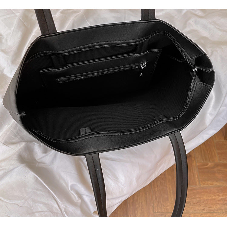 Sac cabas femme lycéenne, spacieux et chic, parfait pour transporter tous les essentiels de cours.