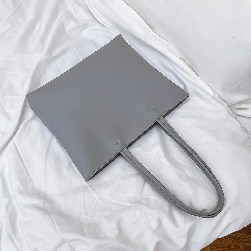 Sac cabas en similicuir doux, design moderne pour femme et étudiante. Très fonctionnel et stylé.