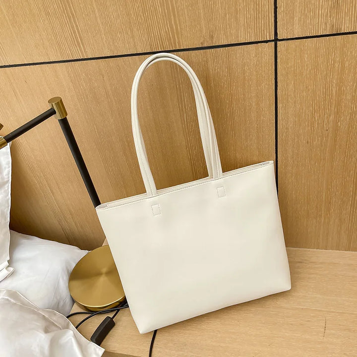 Sac cabas femme élégant porté à l'épaule. Idéal pour l'université, le travail ou une sortie décontractée.