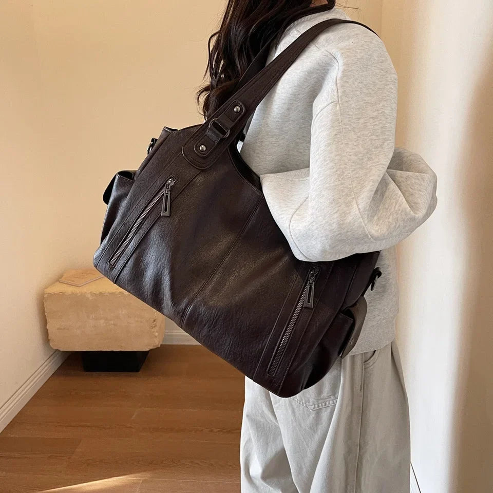 Élégant sac cabas femme en similicuir, accessoire de mode incontournable pour le quotidien.
