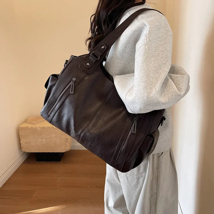 Élégant sac cabas femme en similicuir, accessoire de mode incontournable pour le quotidien.