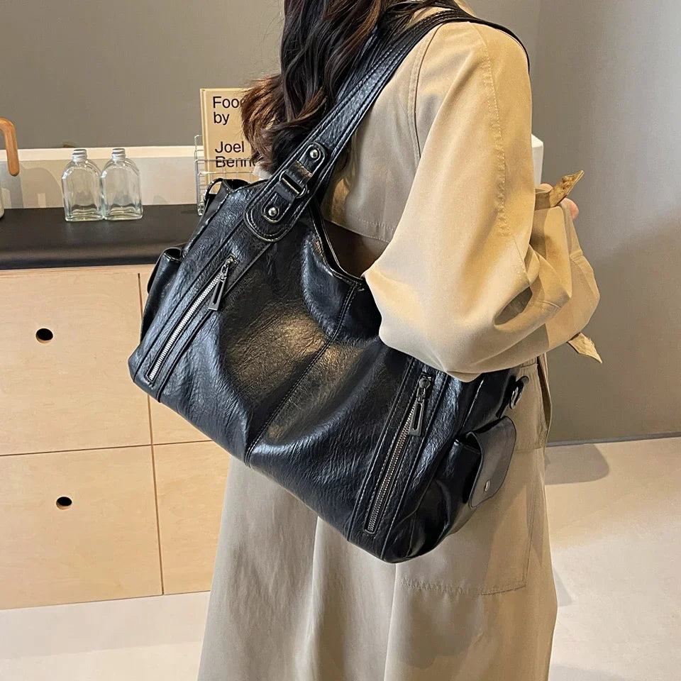 Sac cabas femme similicuir, avec bandoulière réglable, un accessoire mode essentiel et polyvalent.