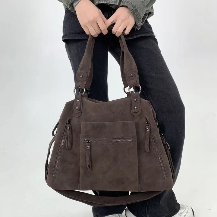 Sac cabas femme élégant en suédine marron pour cours et ville, porté épaule ou bandoulière.