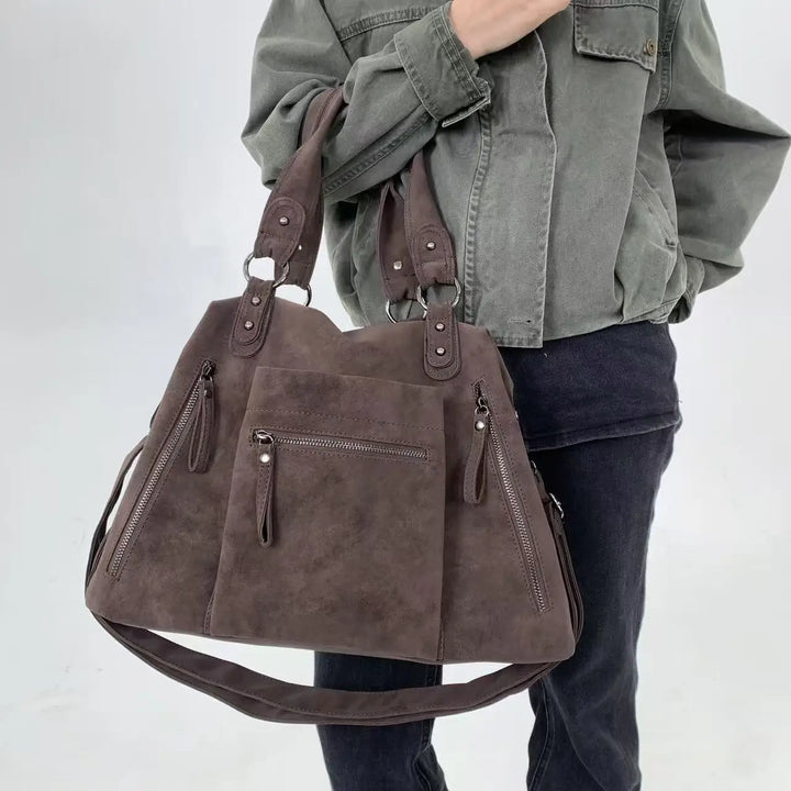 Sac cabas marron en suédine, parfait pour les étudiants ou une journée en ville, pratique et tendance.