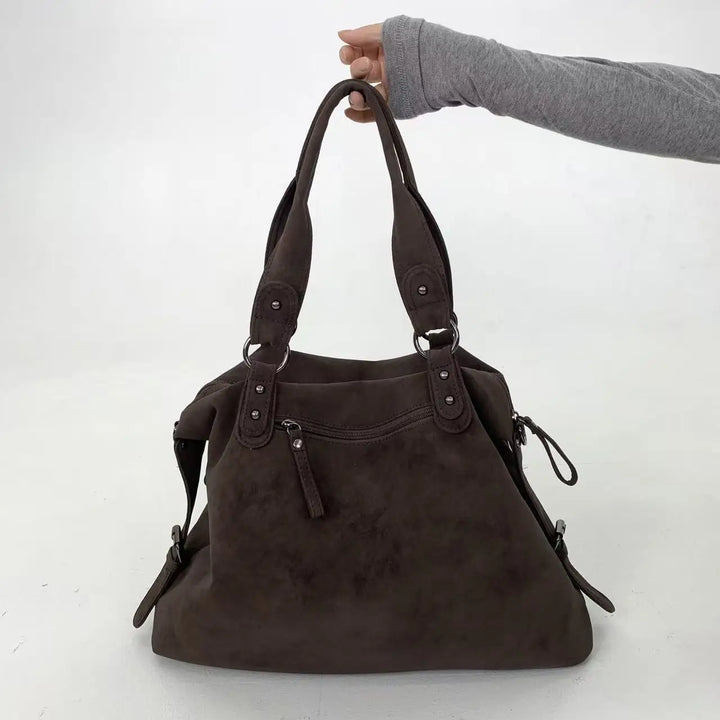 Sac cabas femme en suédine marron, chic et spacieux, idéal pour toutes vos activités urbaines.