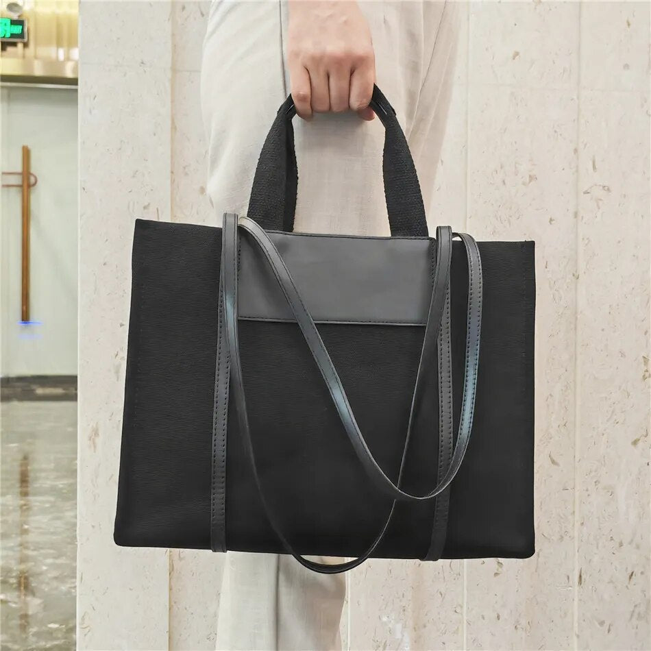 Gros plan sur la texture du sac cabas en toile robuste et similicuir grainé, finition élégante et durable.