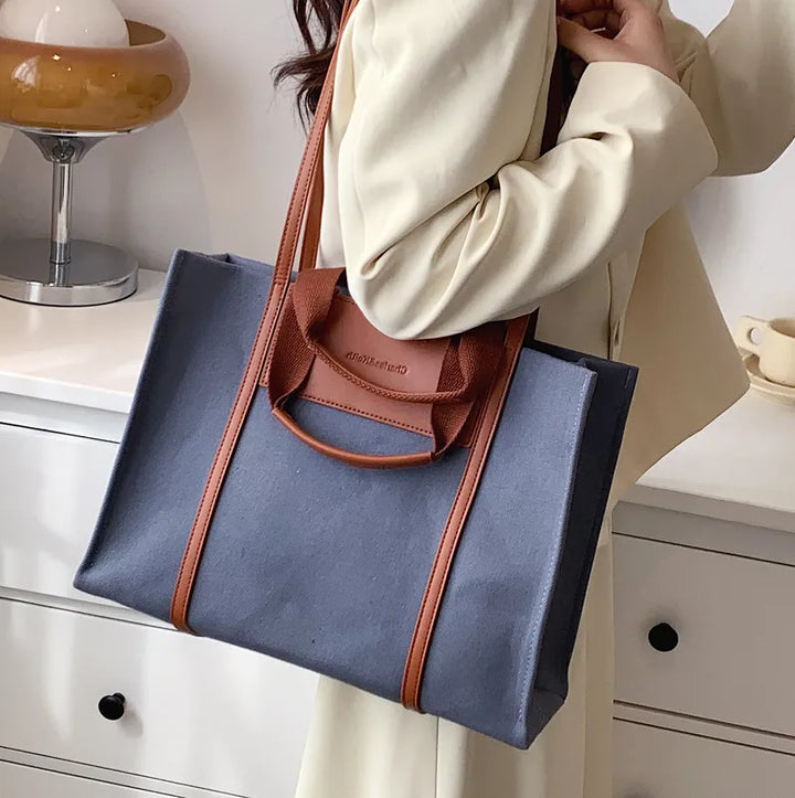 Sac fourre-tout femme spacieux montrant son organisation interne, parfait pour transporter tous vos essentiels.