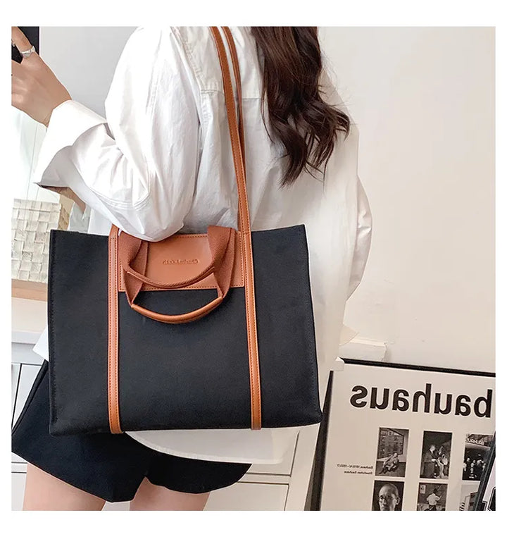 Profil du grand sac cabas en toile et similicuir, design moderne et spacieux pour un look raffiné et fonctionnel.