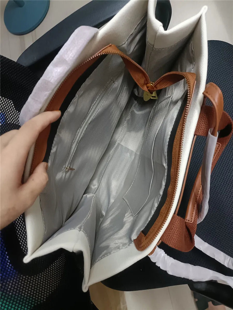Sac cabas femme en toile et similicuir posé, un sac de voyage stylé et grand pour toutes vos escapades.