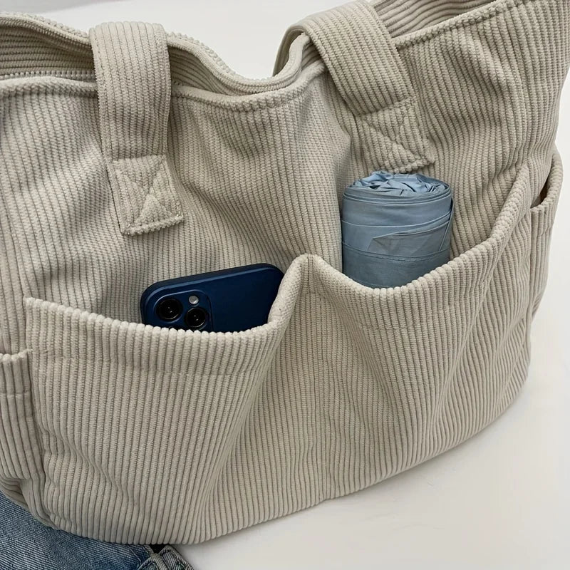 Sac tendance femme en velours côtelé, un accessoire mode indispensable pour votre look urbain.