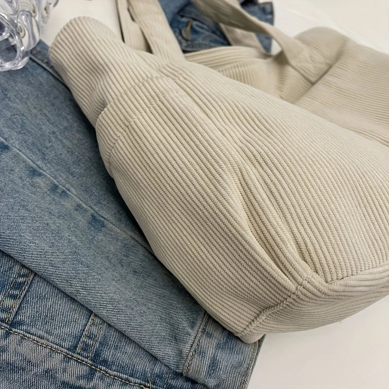Sac quotidien spacieux en velours côtelé, parfait pour transporter toutes vos affaires essentielles.