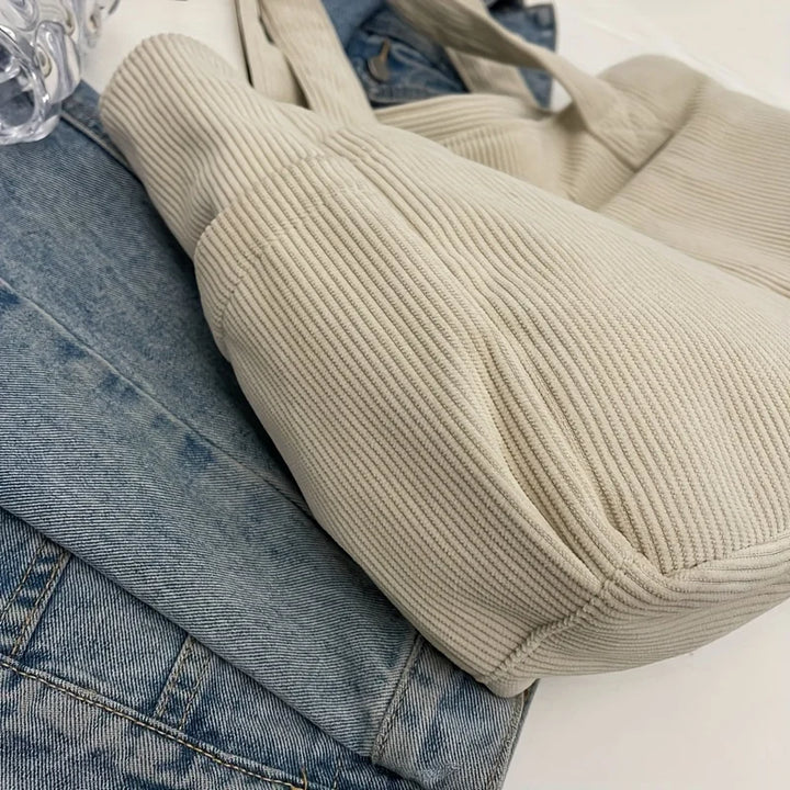 Sac quotidien spacieux en velours côtelé, parfait pour transporter toutes vos affaires essentielles.