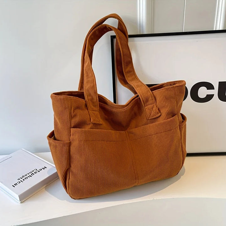 Détail du velours côtelé sur ce sac à main femme, texture douce et matière tendance.