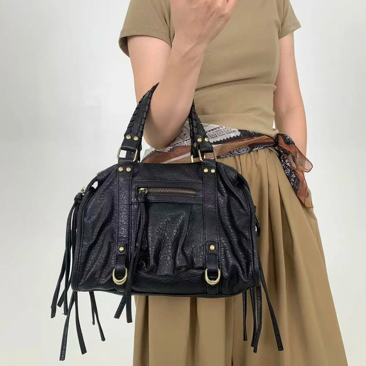 Sac à main femme rock chic en cuir synthétique, avec bandoulière réglable. Un accessoire mode tendance.