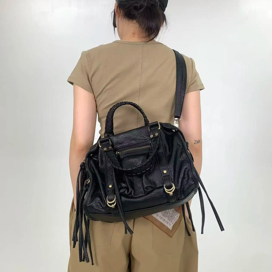 Sac cabas luxe noir en cuir synthétique pour femme, élégant et robuste. Accessoire mode indispensable.