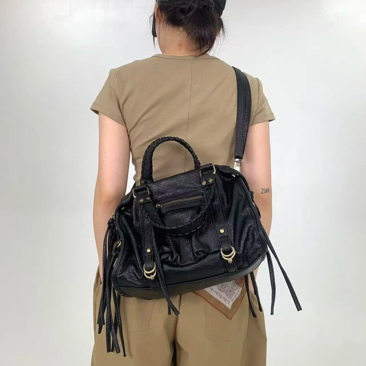 Sac cabas luxe noir en cuir synthétique pour femme, élégant et robuste. Accessoire mode indispensable.