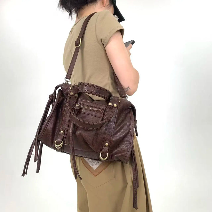 Sac à main femme avec bandoulière amovible, en cuir synthétique. Style rock chic, très polyvalent.
