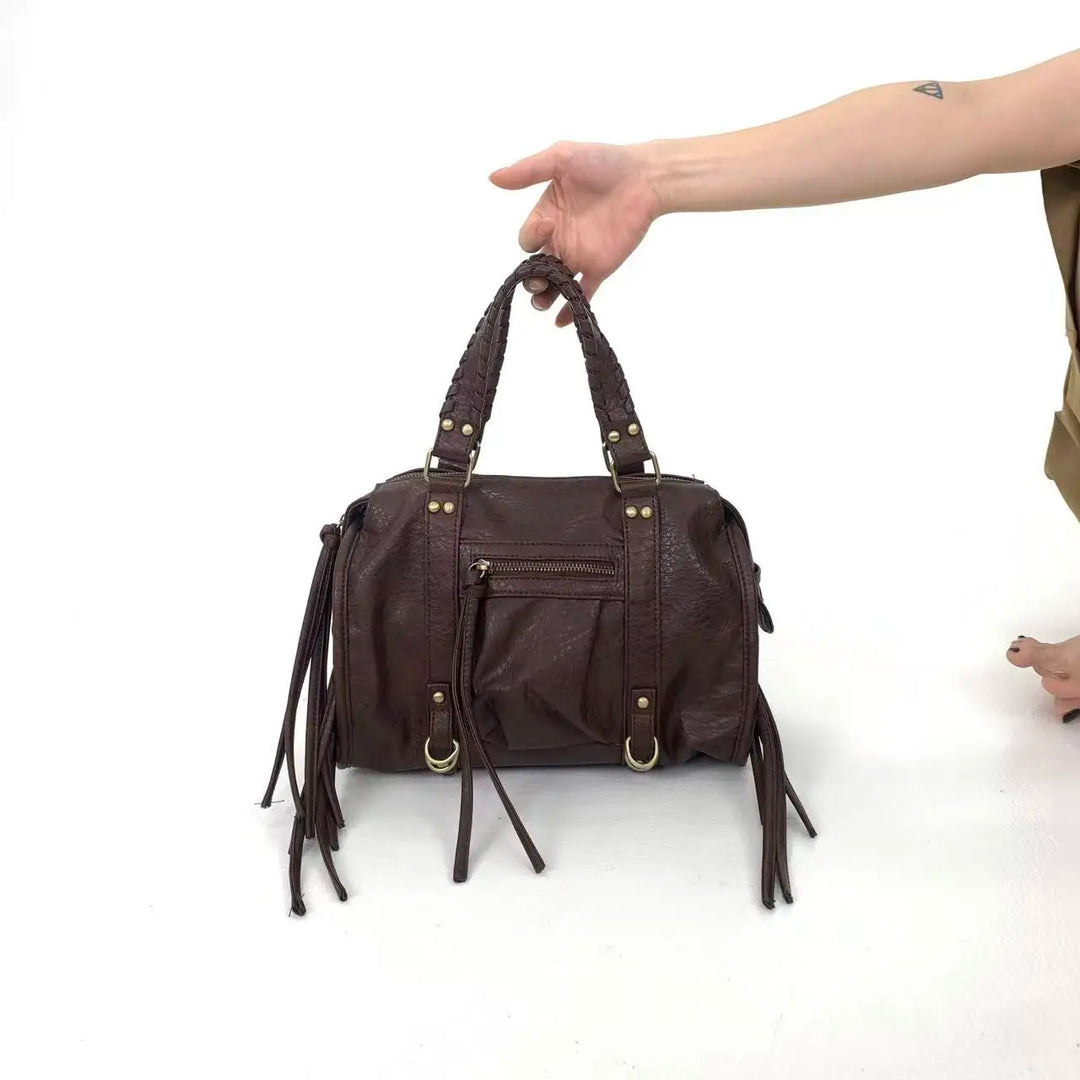 Détail du sac cabas de luxe, texture cuir synthétique et finitions élégantes. Un accessoire mode chic.
