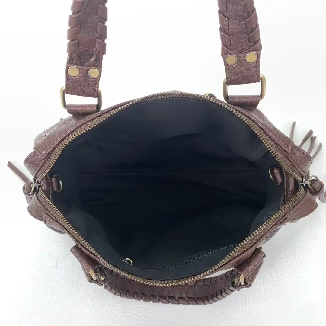 Sac à main de luxe pour femme, en cuir synthétique noir, style cabas. Idéal pour un look rock chic.