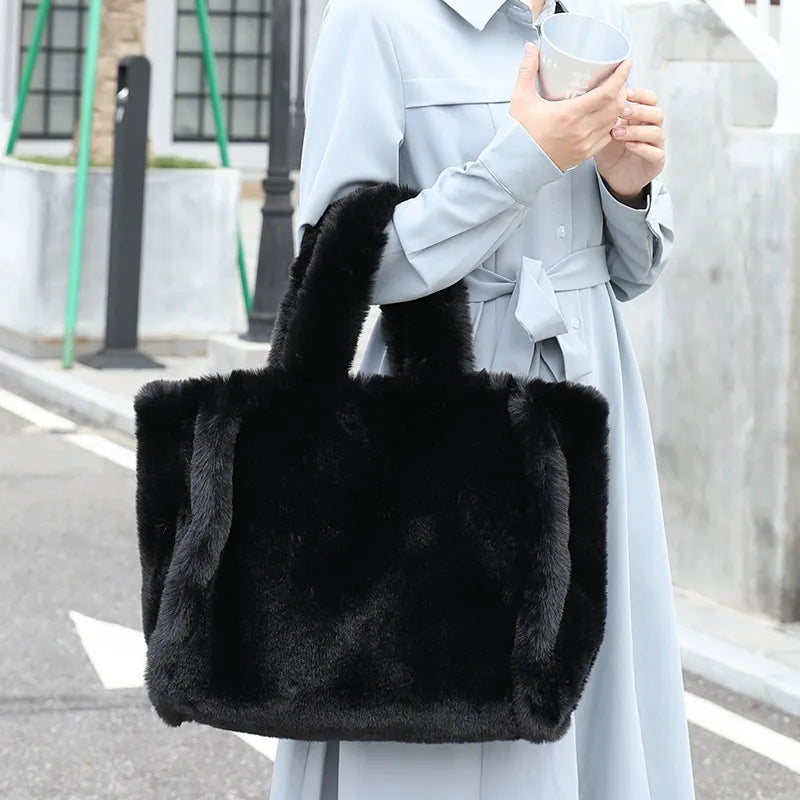Sac cabas femme noir en fausse fourrure, chic et tendance pour l'hiver, accessoire vegan.
