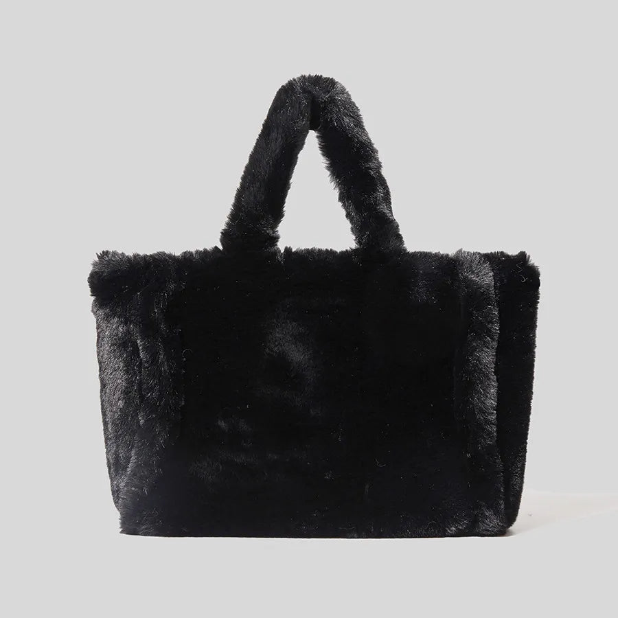 Sac à main noir doux en fausse fourrure pour femme. Un accessoire chic et vegan, idéal pour l'hiver.