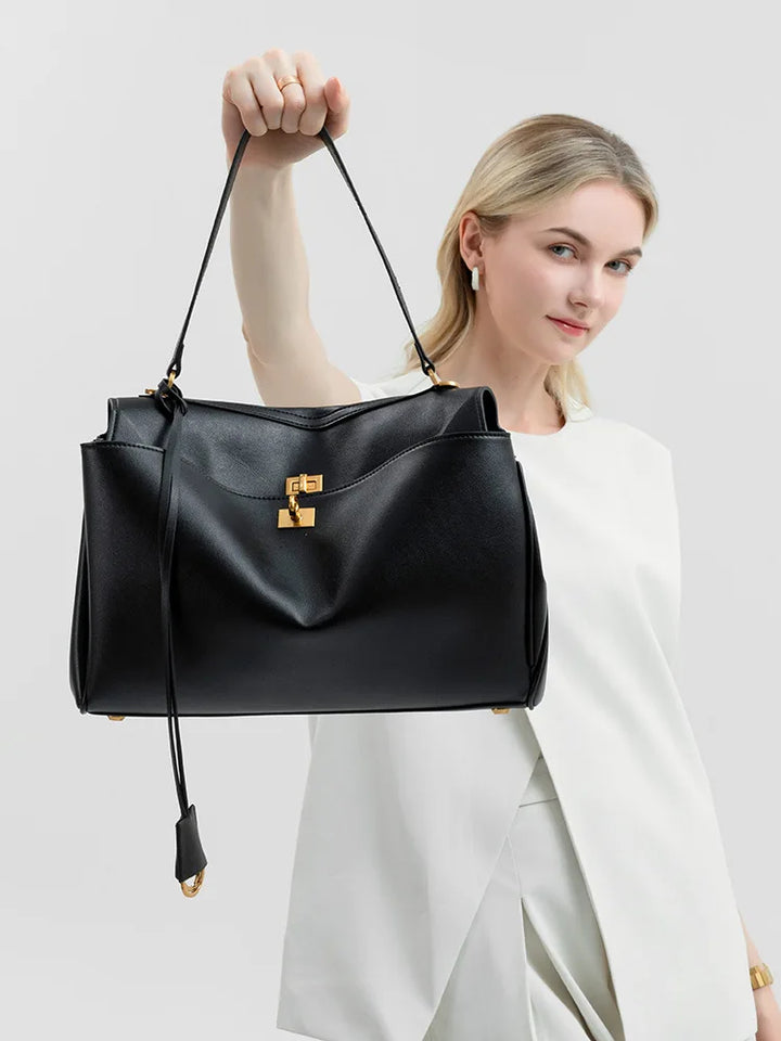 Sac cabas femme noir élégant en éco-cuir, parfait pour un usage quotidien chic et fonctionnel.
