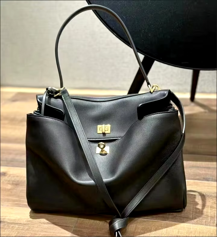 Sac femme chic en éco-cuir noir, vue arrière. Design épuré, idéal pour un look mode quotidien.