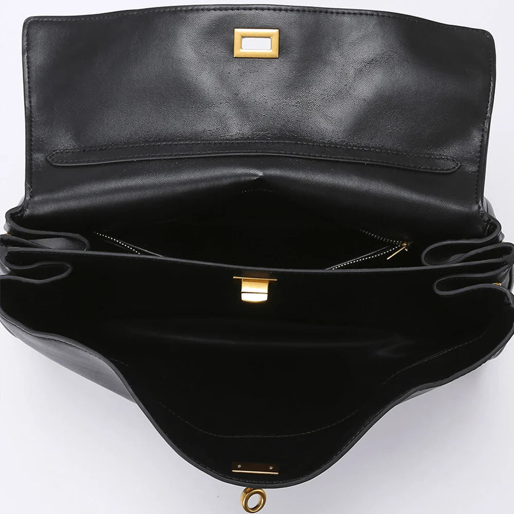 Gros plan sur la fermeture éclair du sac cabas femme noir, garantissant sécurité et style élégant.